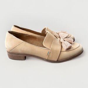 TOMS Tan Leather Tassel Loafers Size 8 Camel Shoes